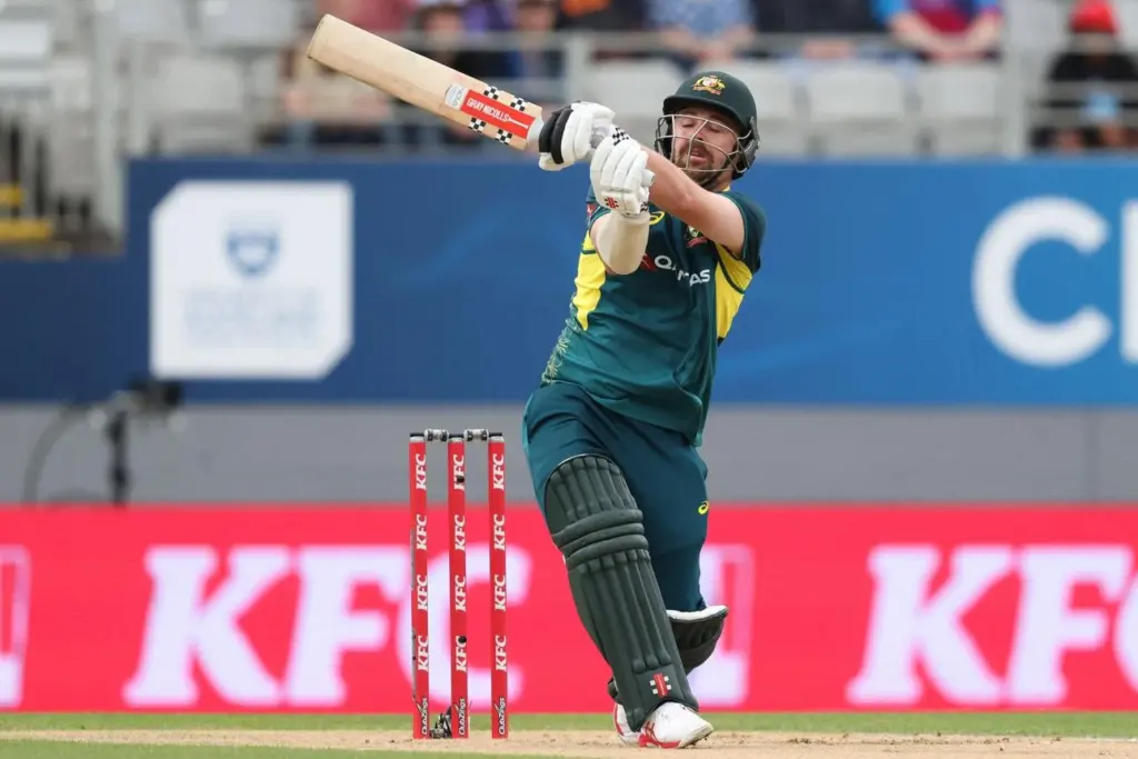 Australia struggling to maintain momentum during the T20 run chase against Pakistan.
