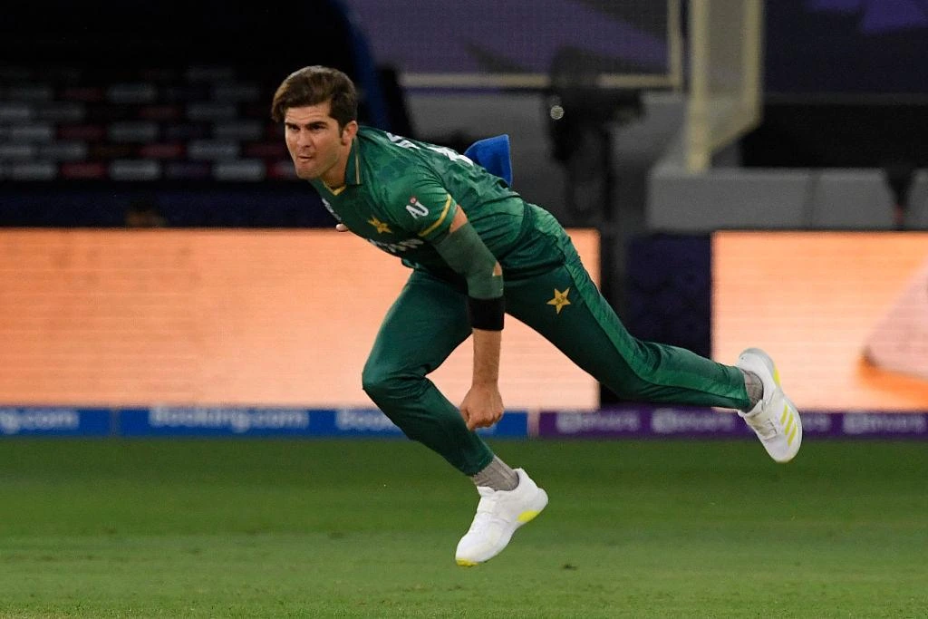 Pakistan bowlers applying pressure through spin and disciplined T20 fielding tactics.